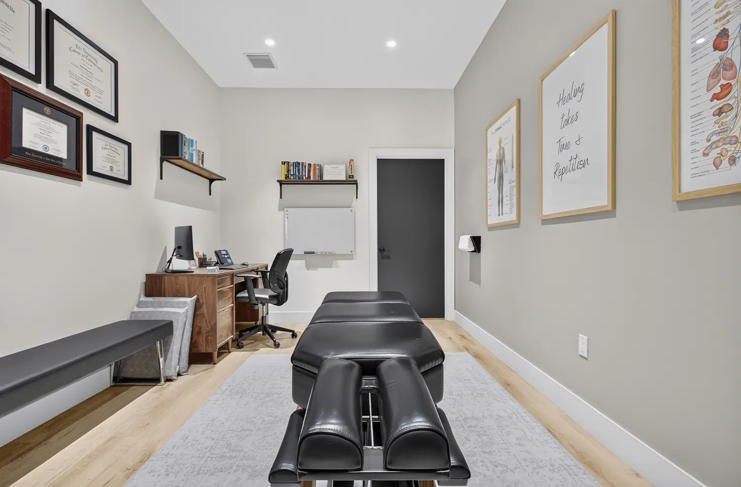 Adjusting room with desk