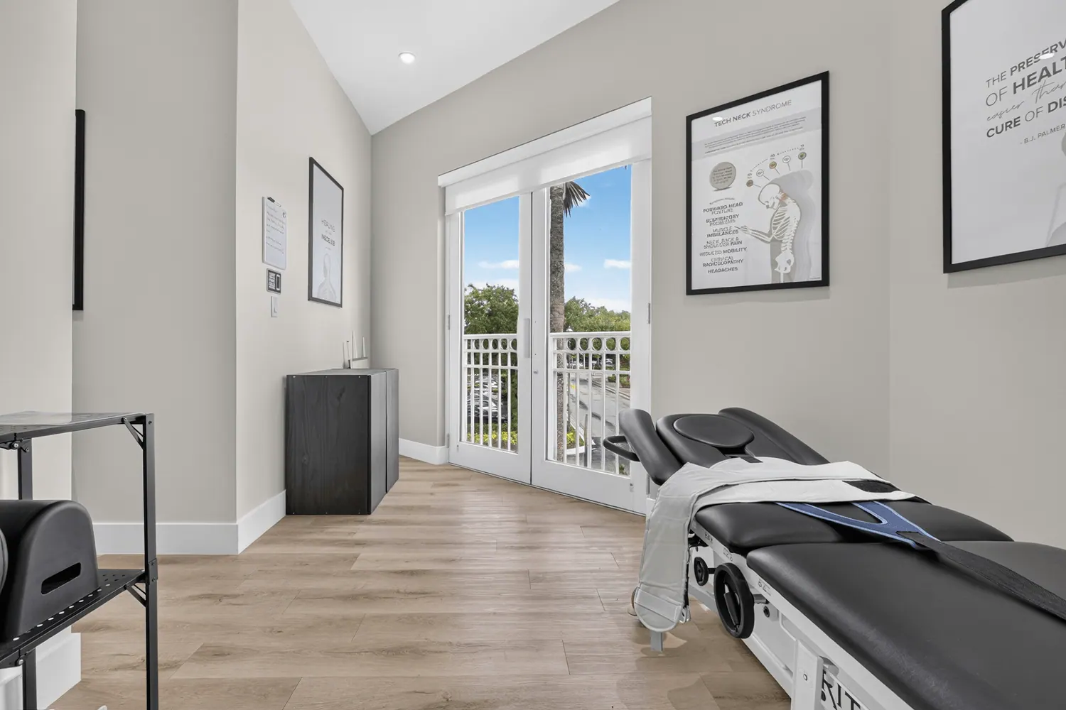 Spinal decompression room with window