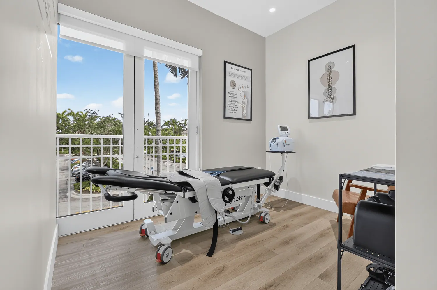 Spinal decompression room