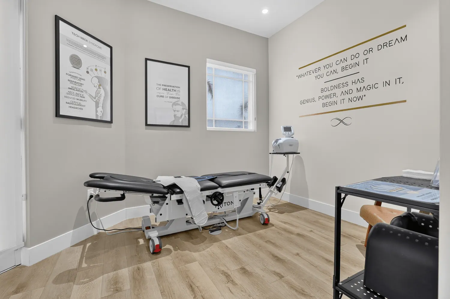Treatment room with decompression table
