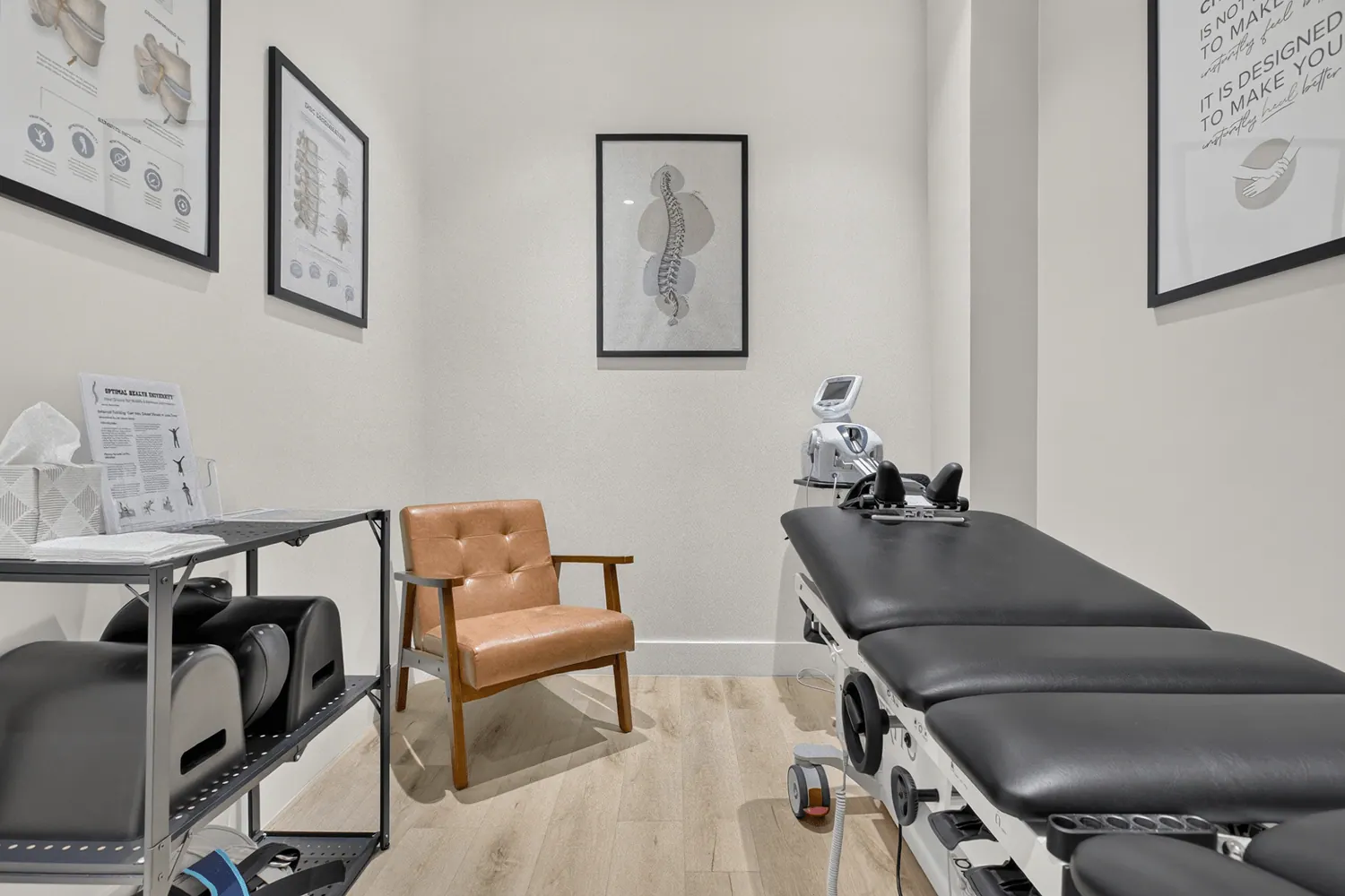 Treatment room with adjusting table