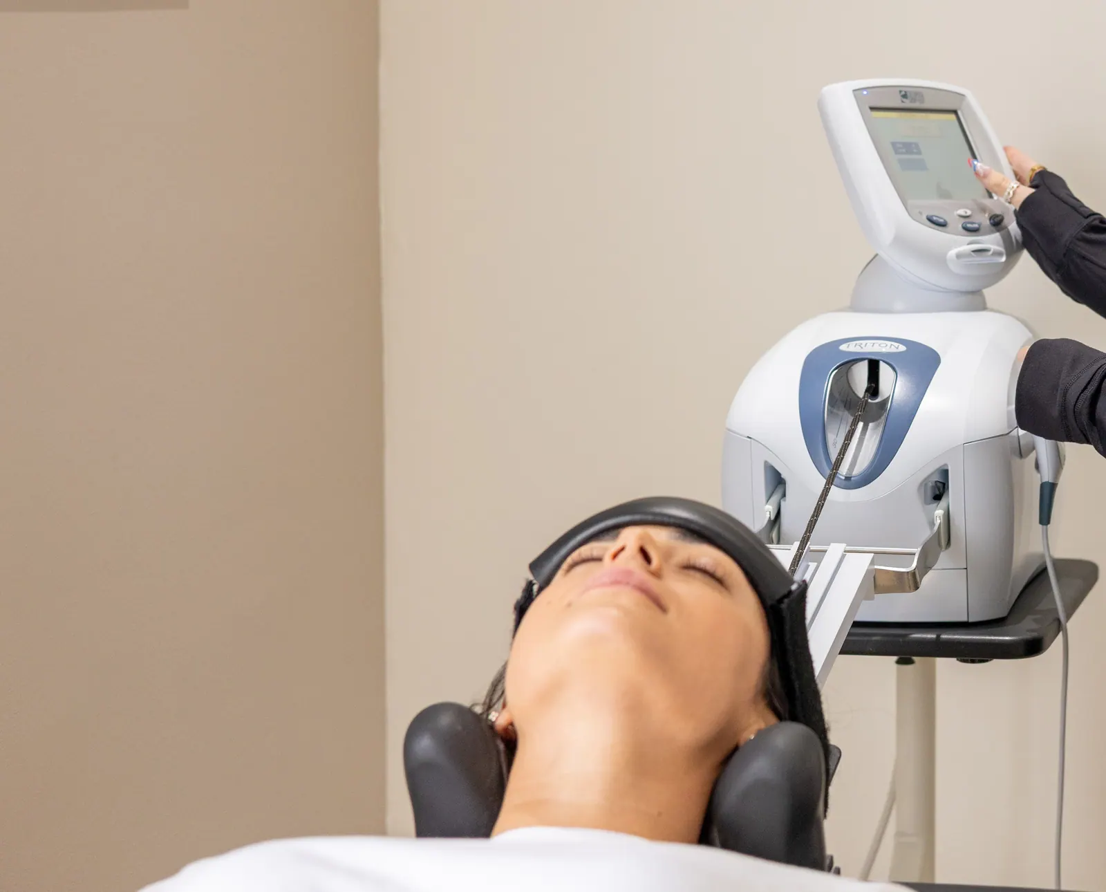 Non-surgical spinal decompression table